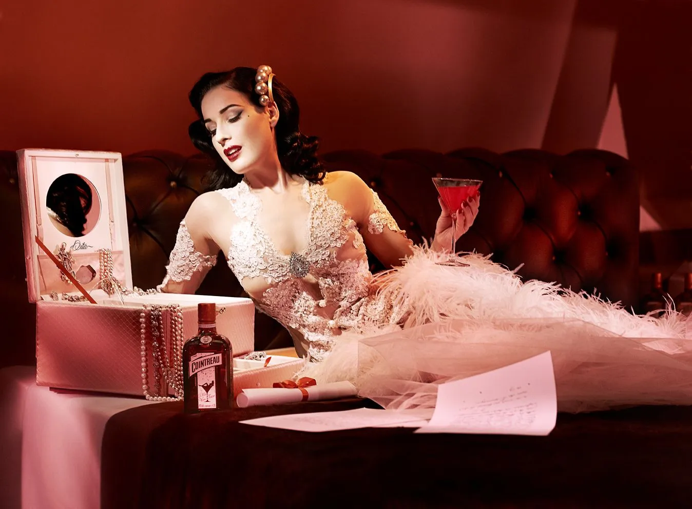 dita-von-teese-cointreau-coffret